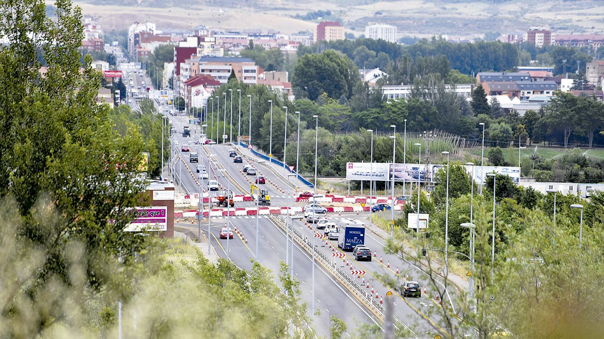 Obras para la ejecución de la rotonda que suprimirá los semáforos en el cruce de la N-120 a las afueras de León. | SAÚL ARÉN