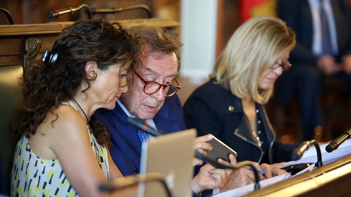 Los concejales del PP José Antonio de Santiago y María de Diego, durante el Pleno celebrado en el Ayuntamiento de Valladolid. | ICAL