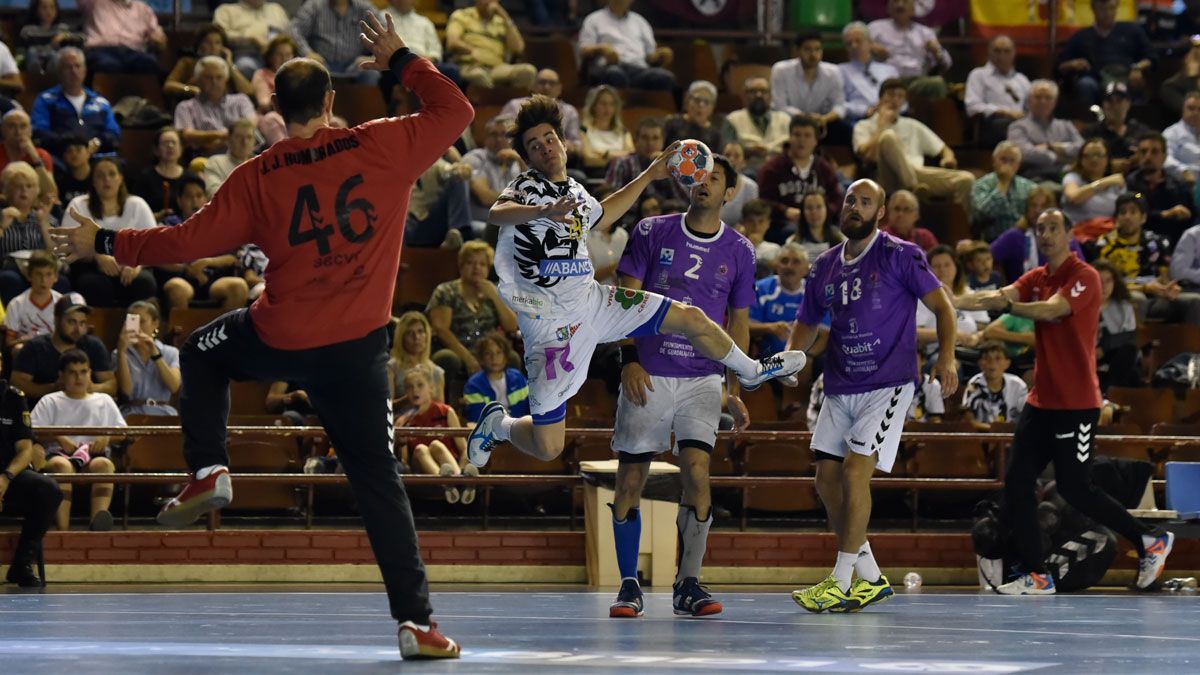 Gonzalo Pérez trata de superar a Hombrados en la última visita de Guadalajara al Palacio. | SAÚL ARÉN