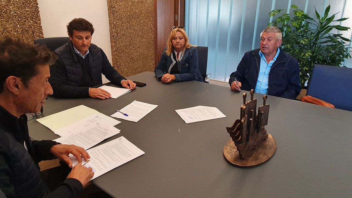 Un momento de la firma del convenio. | L.N.C. Un momento de la firma del convenio. | L.N.C.