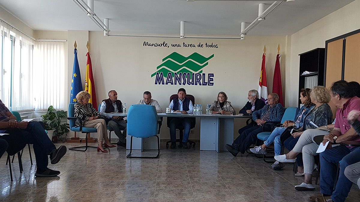 Directiva de la anterior legislatura de Mansurle este martes en su última asamblea. | T.G.