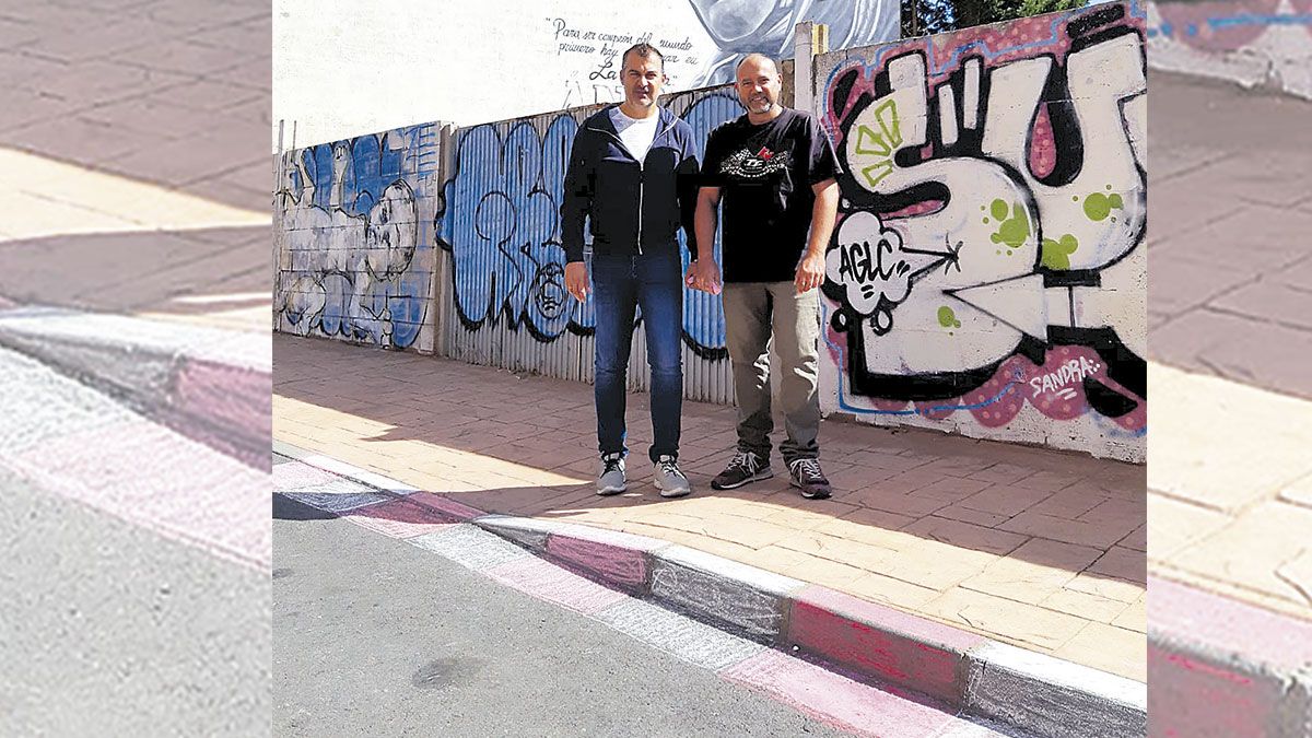 Una de las pruebas de los ‘pianos’ en la calle Santa Elena. | ABAJO