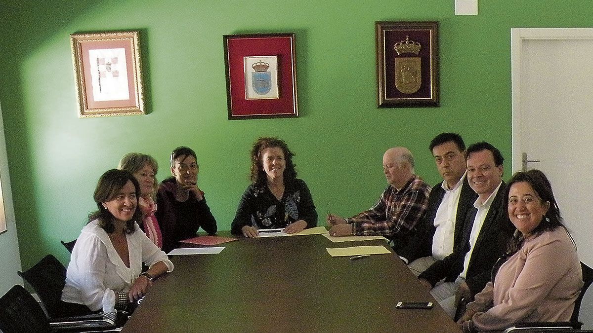 El curso se presentó en el Ayuntamiento de La Pola de Gordón. | E. Niño