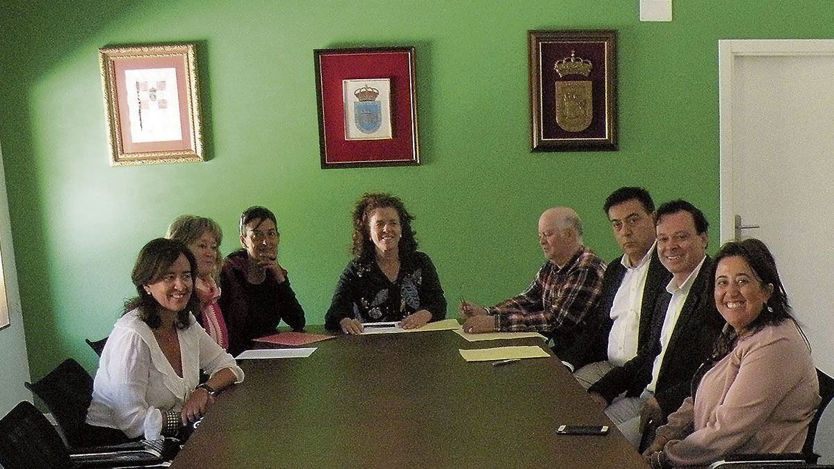 El curso se presentó en el Ayuntamiento de La Pola de Gordón. | E. Niño El curso se presentó en el Ayuntamiento de La Pola de Gordón. | E. Niño