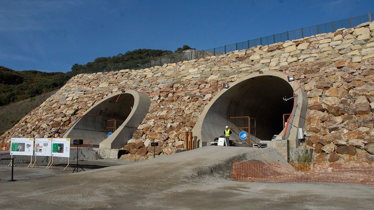 Obras en la Variante de Pajares en una imagen de archivo. | MAURICIO PEÑA