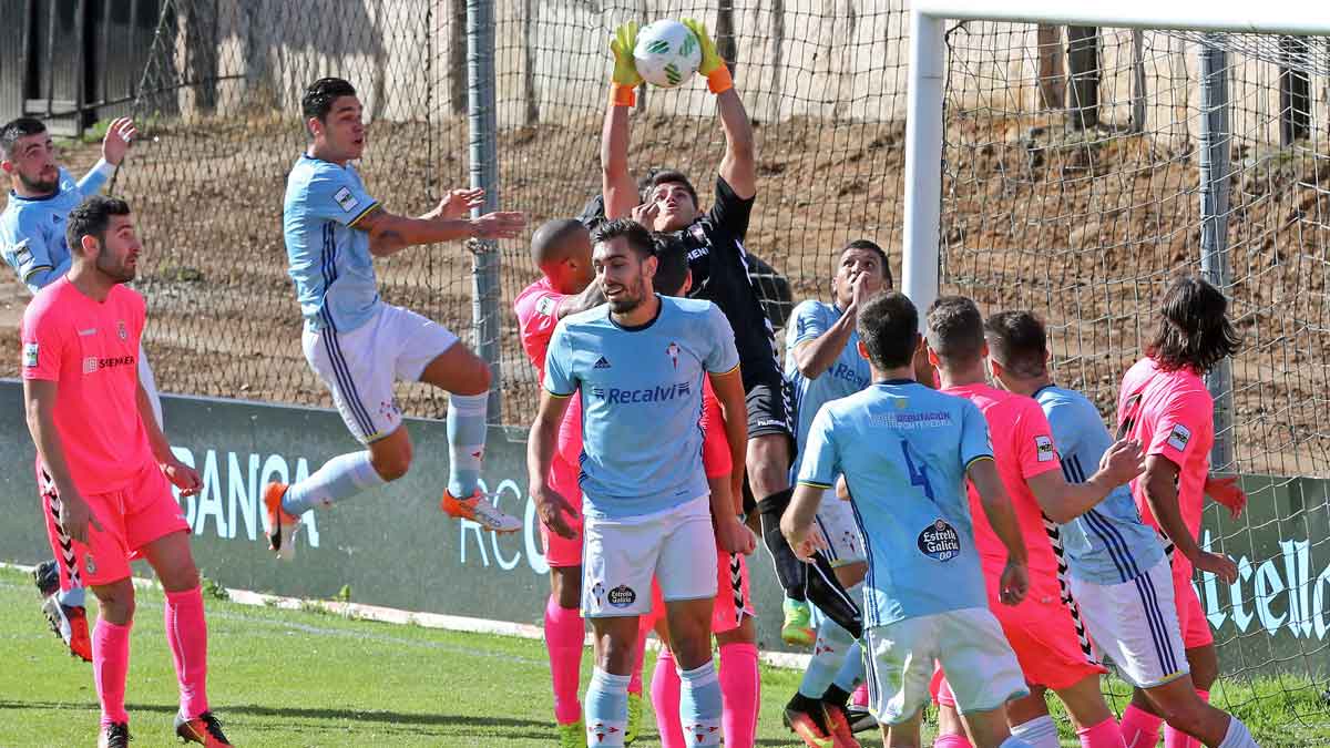 Vallejo captura un balón en un partido con la Cultural. | FARO DE VIGO