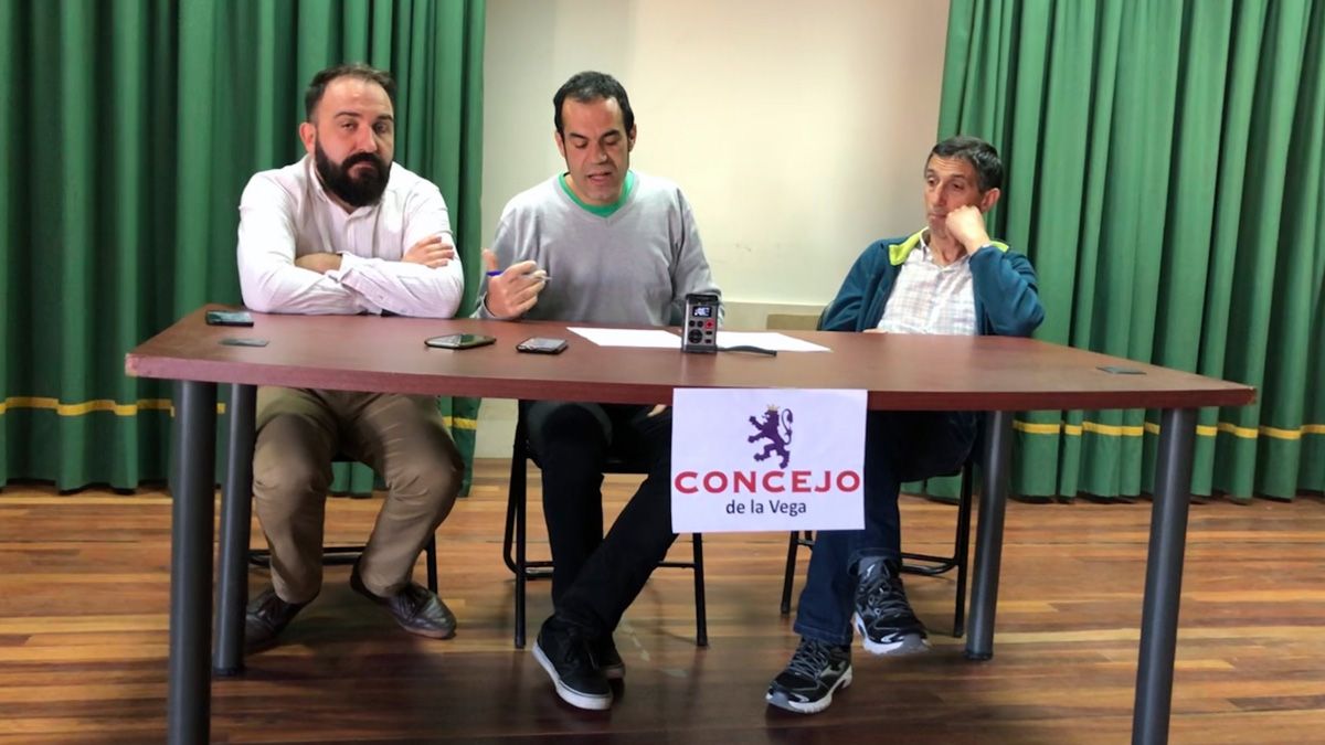 Miembros del Concejo de la Vega de San Justo, en la rueda de prensa. | P.F.
