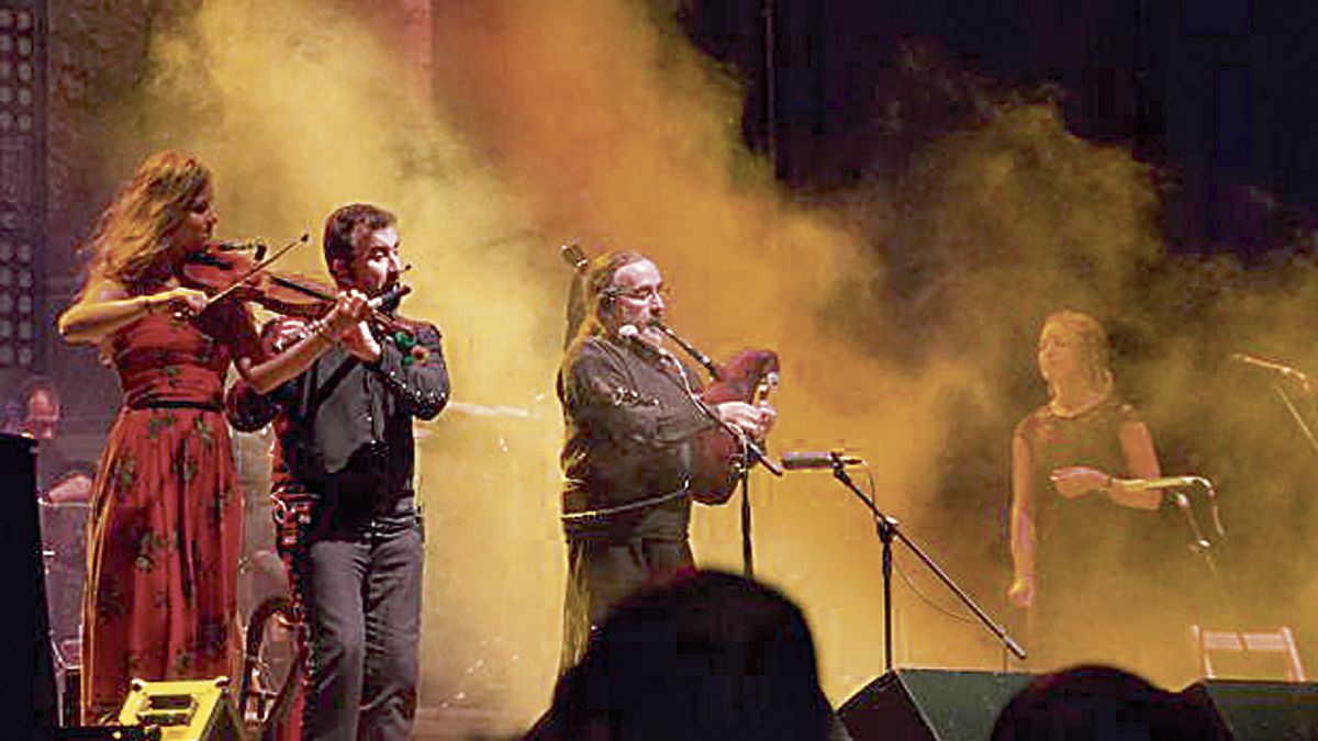 Bieito Romero (con la gaita) y otros componentes de Luar Na Lubre durante un concierto de su última gira. | RICARDO ARGUMOSA