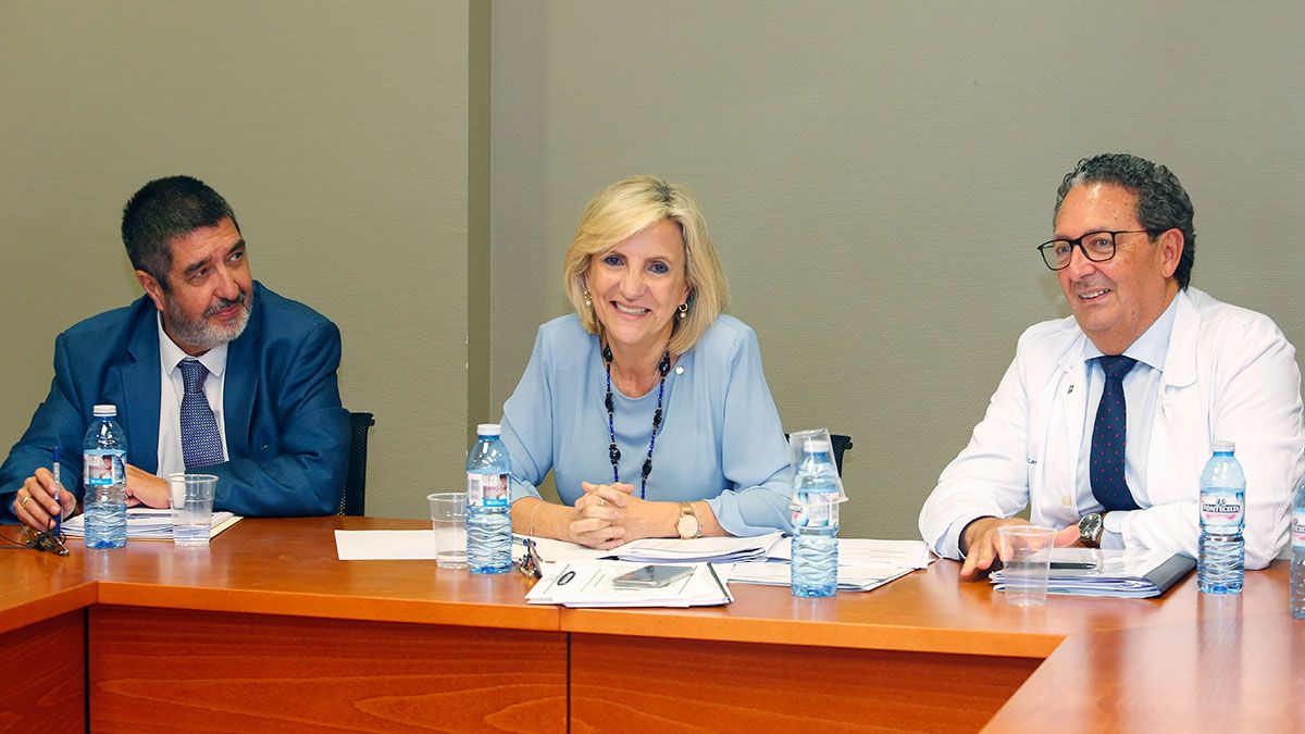 Manuel Mitadiel, Verónica Casado y Juan Luis Burón, durante una visita al Hospital de León. | CARLOS S. CAMPILLO (ICAL)