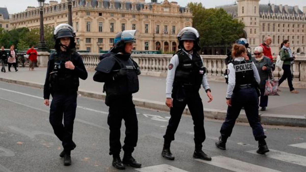 Agentes de Policía en las cercanías de la Prefectura en París. | ABC