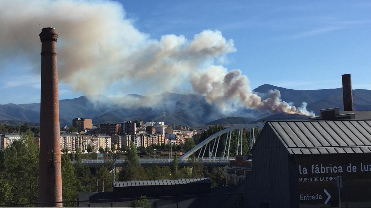 El humo se aprecia desde Ponferrada desde media tarde de este jueves. | D.R.