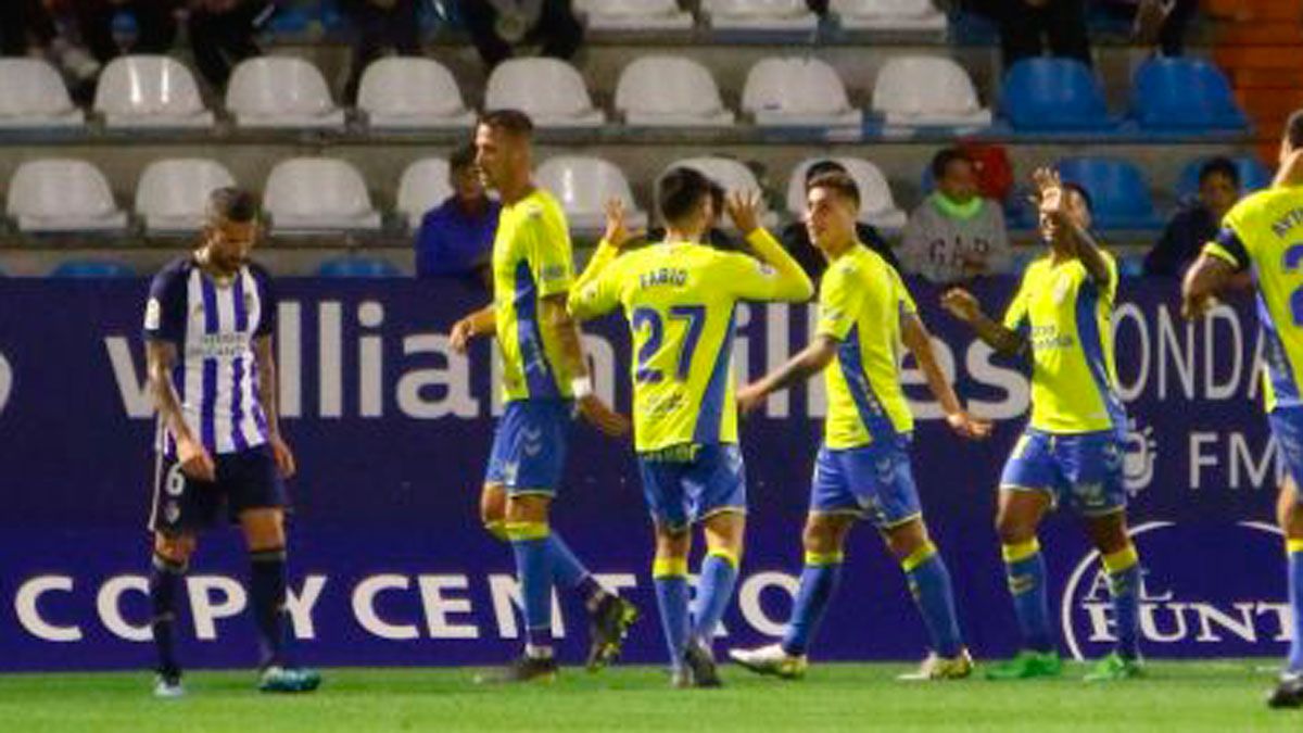 Los jugadores de Las Palmas celebran uno de sus goles frente a la Deportiva. | LALIGA