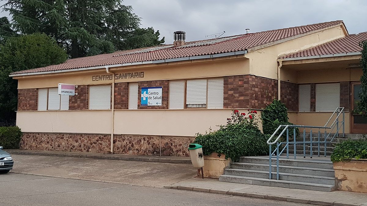 Fachada del Centro de Salud de Valderas al que acuden pueblos vecinos. | T.G. Fachada del Centro de Salud de Valderas al que acuden pueblos vecinos. | T.G.