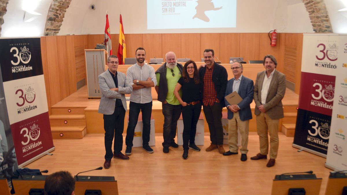 Ramón Lobo, de verde, en el centro, junto a periodistas y representantes de Monte León. | D.M.