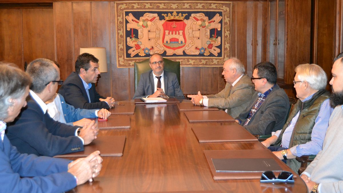 Reunión entre Olegario Ramón y los representantes de la junta directiva de Fele Bierzo.