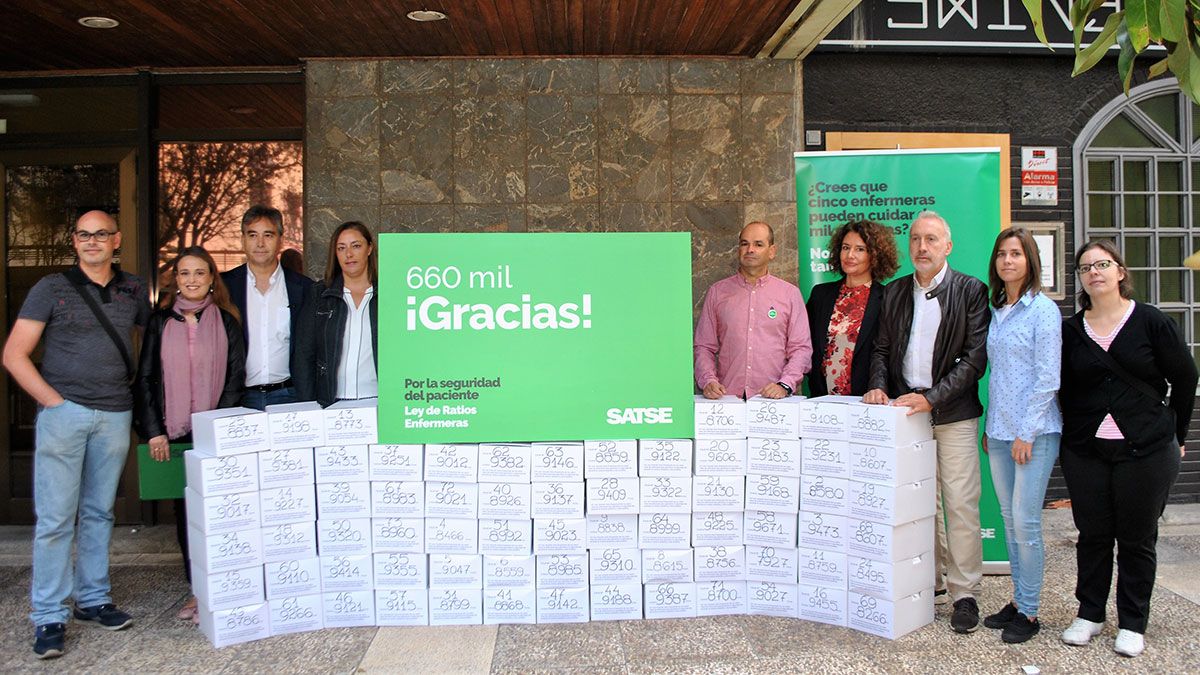 Imagen de la entrega de las firmas en la sede del INE. | L.N.C.