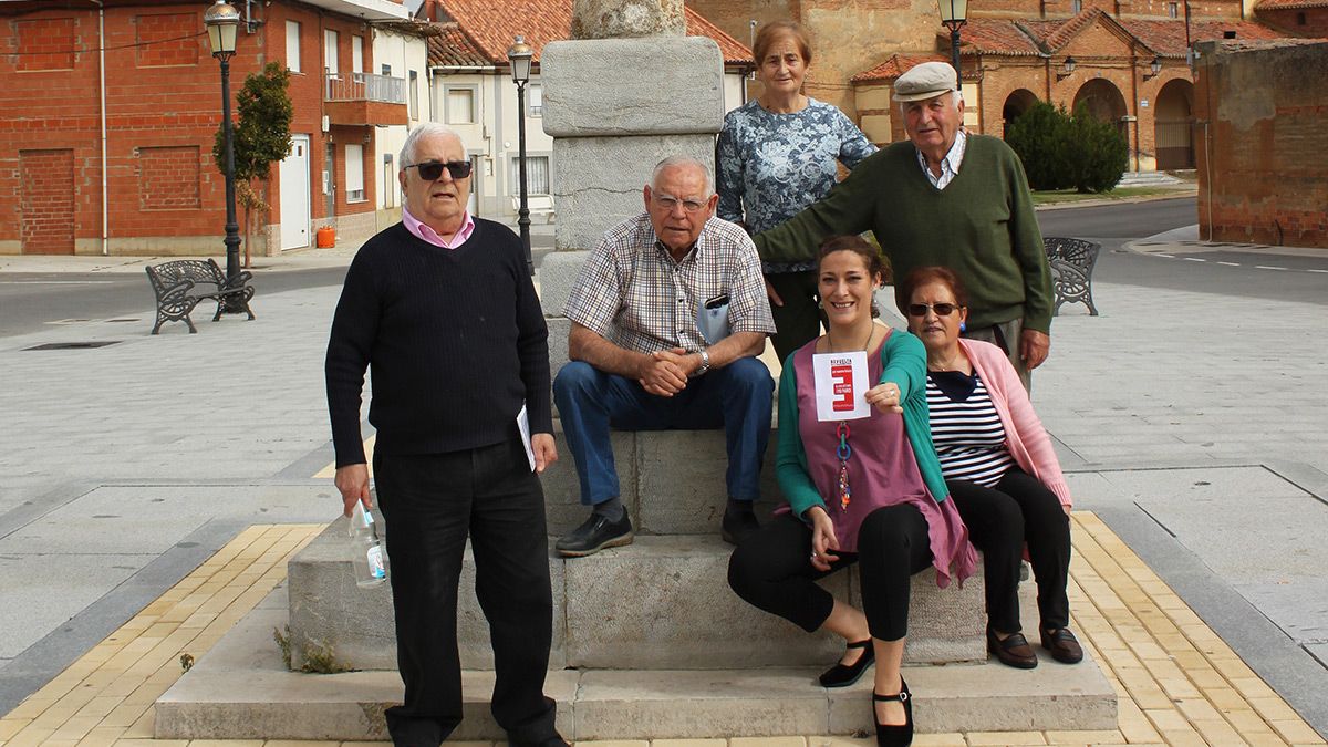 Vecinos de Villademor de la Vega este viernes por la mañana en la plaza del pueblo. | T.G. Vecinos de Villademor de la Vega este viernes por la mañana en la plaza del pueblo. | T.G.