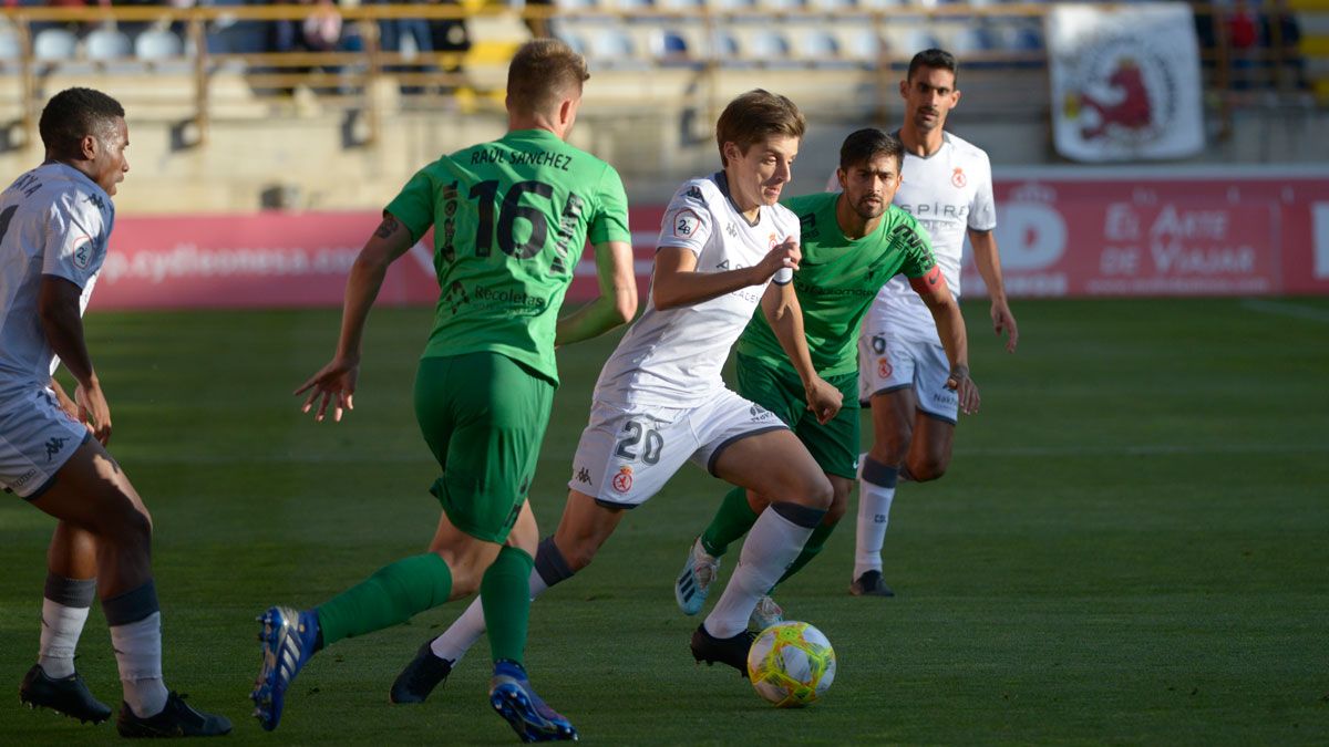 Luque, que se medirá a su exequipo, se intenta zafar de dos rivales. | MAURICIO PEÑA