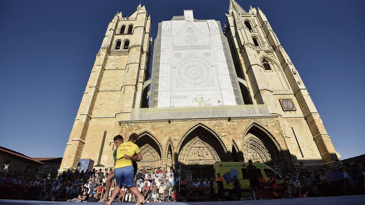 La Catedral volverá a ser el telón de fondo ideal para el corro de lucha leonesa. | SAÚL ARÉN