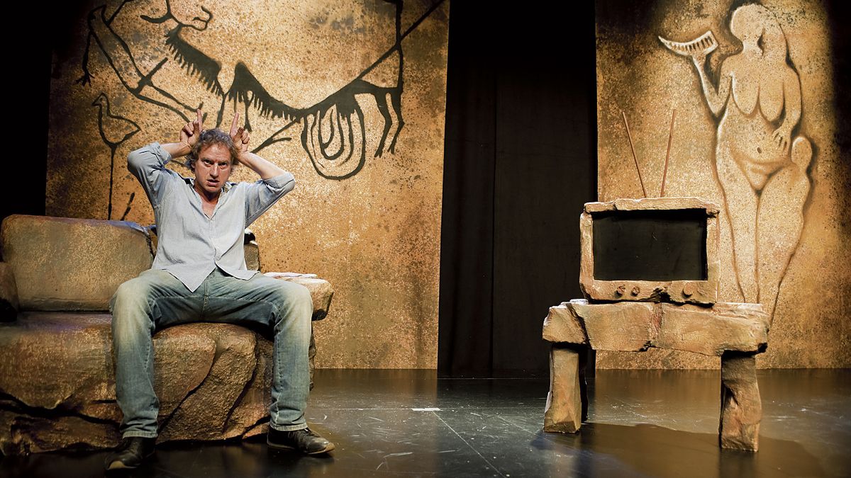 Nancho Novo en un momento de la representación del monólogo de humor ‘El Cavernícola’, que este domingo llega al Auditorio de León.