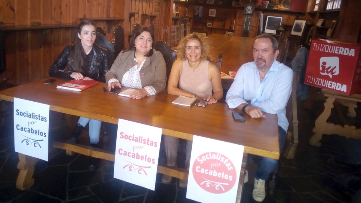Concejales de Iu y Socialistas por Cacabelos en rueda de prensa este viernes.