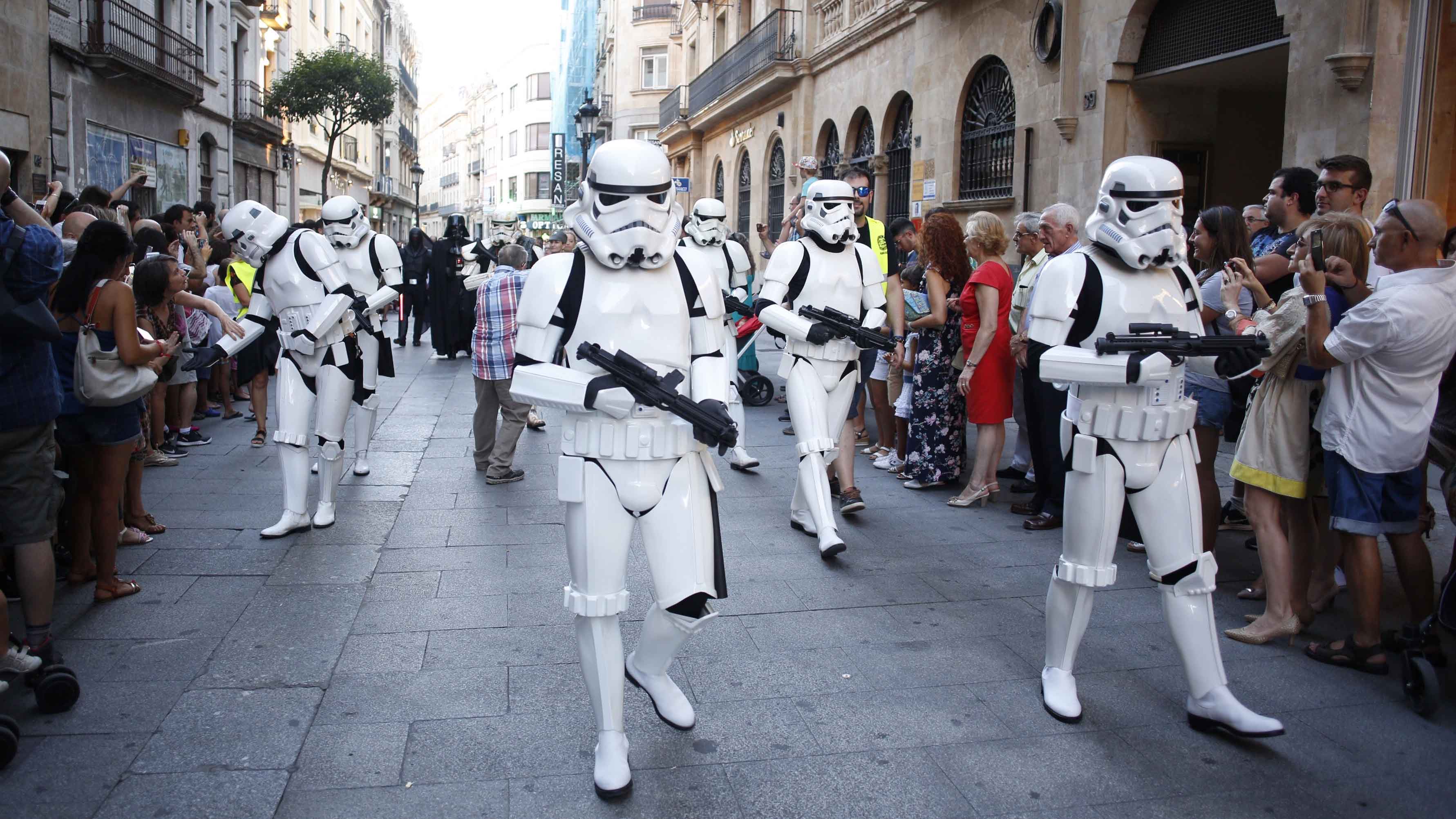 Imagen de archivo de un desfile por las calles de la ciudad de la legión 501, formada por personajes de la saga Star Wars. | ICAL Imagen de archivo de un desfile por las calles de la ciudad de la legión 501, formada por personajes de la saga Star Wars. | ICAL