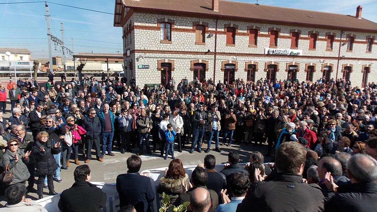 Vecinos de localidades de toda la comarca de Sahagún en una protesta por el tren en 2017. | L.N.C.