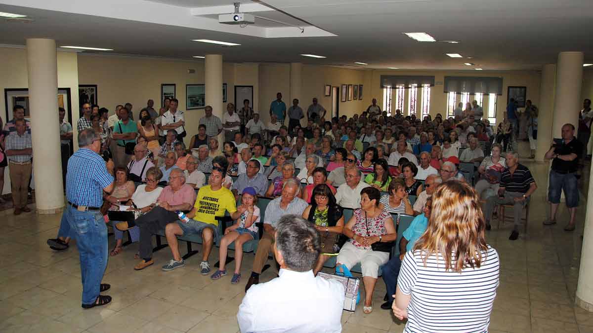 Más de 200 preferentistas se dieron cita en la asamblea de este sábado. | ABAJO