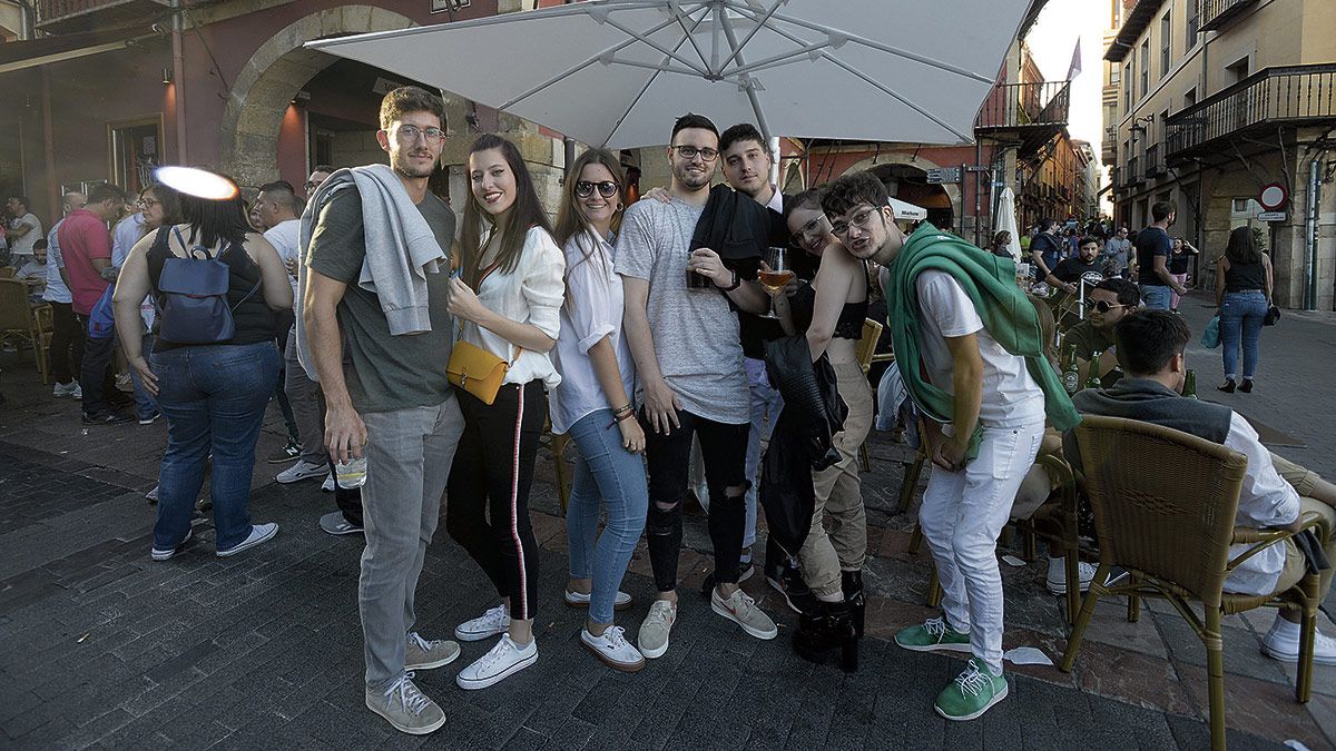 Las peñas, la Lucha Leonesa, el Mercado de las Tres Culturas... muchas propuestas en León este sábado. | MAURICIO PEÑA