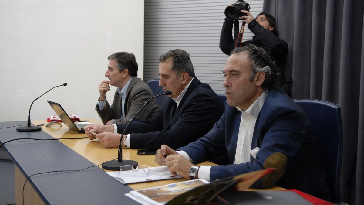 Juan Luis Díez, Adolfo López y Felipe Llamazares, durante una Asamblea de la Cultural. | MAURICIO PEÑA