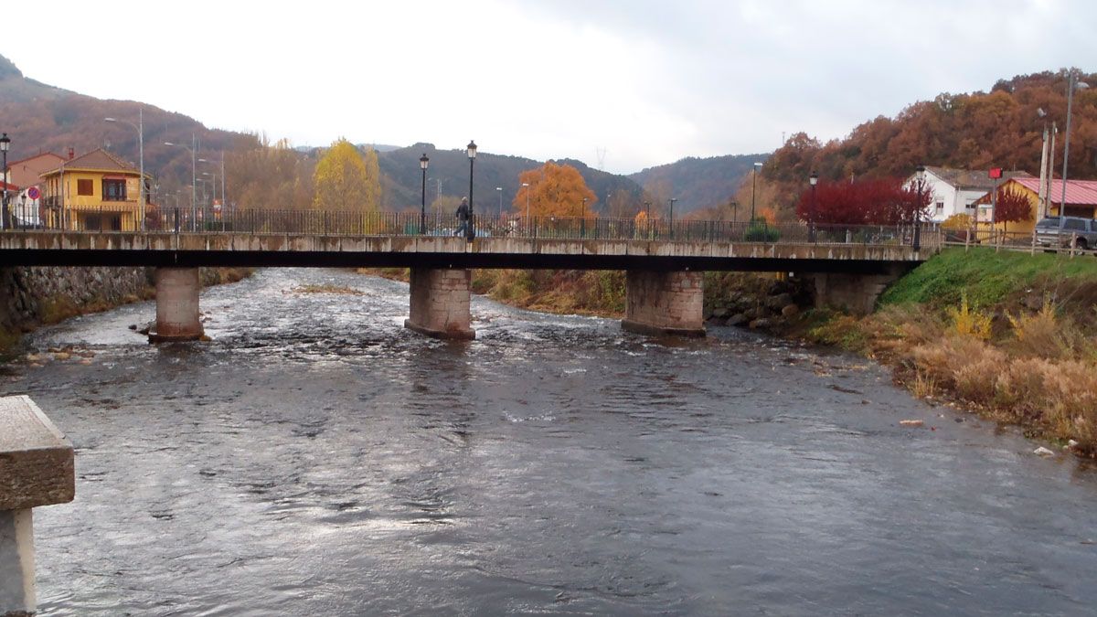 El río Bernesga, a su paso por La Pola de Gordón. | R.P.N.