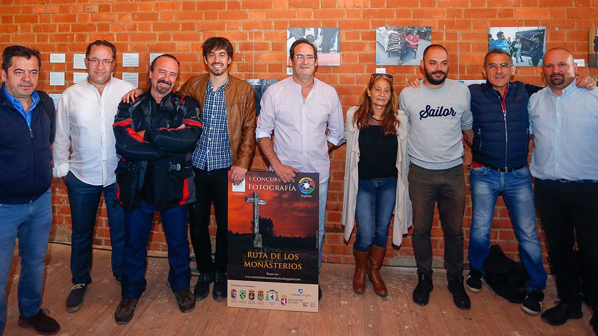 Una representación  de los autores de las imágenes con el alcalde de Mansilla Mayor, José Alberto Martínez, y dos concejales (en el centro). | ICAL