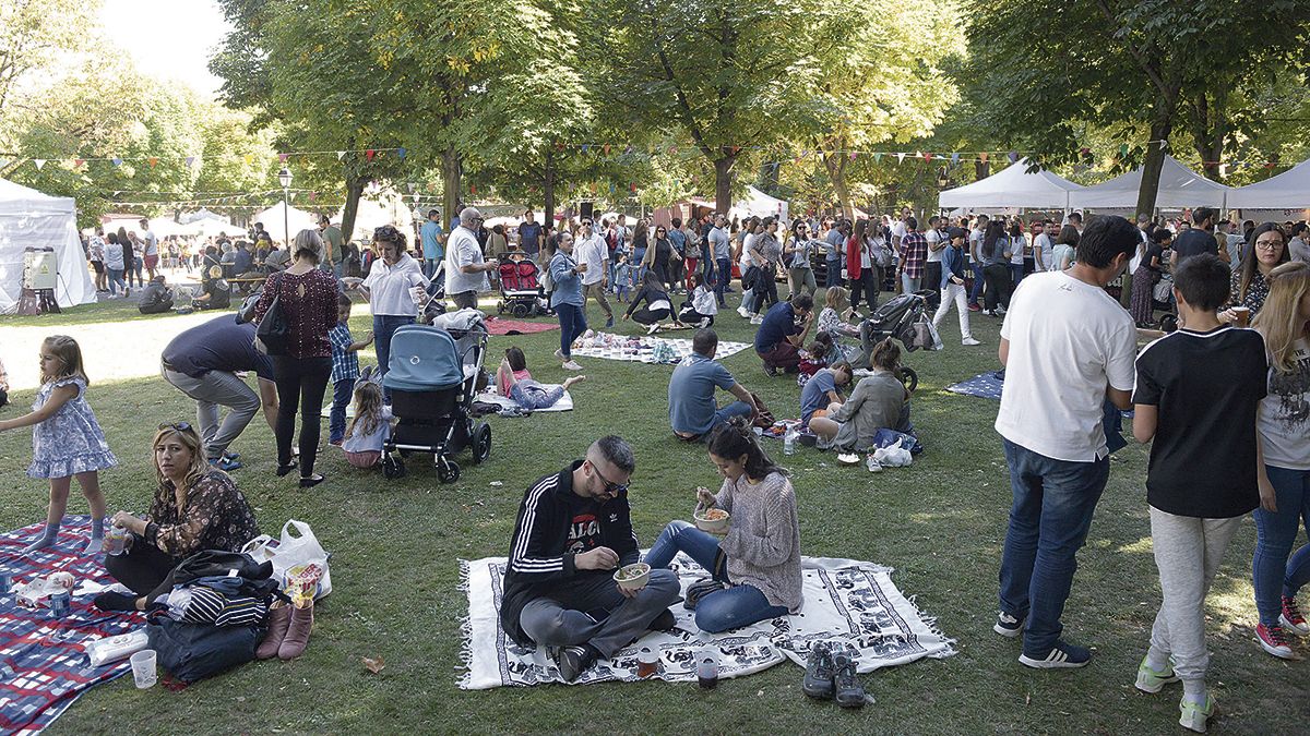 Hidrogenesse puso ritmo a la sobremesa del Come y Calle en el jardín de San Francisco. | MAURICIO PEÑA