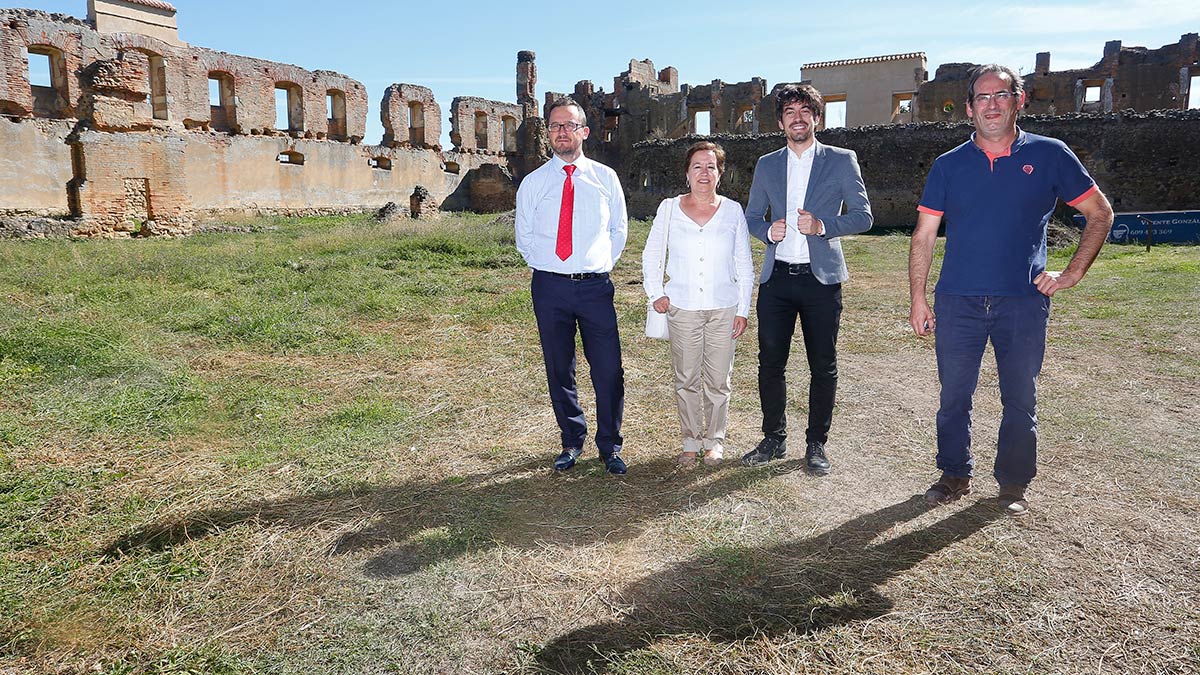 El director general de Patrimonio Cultural, Gumersindo Bueno (I), visita el Monasterio de Santa María de Sandoval. | ICAL