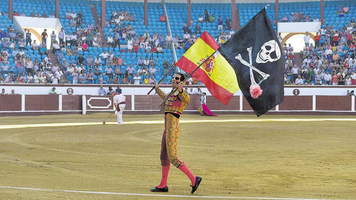 Juan José Padilla da una triunfal vuelta al ruedo acompañado de sus dos banderas, la de España y la del Pirata que lucha desde su grave cogida. | MAURICIO PEÑA
