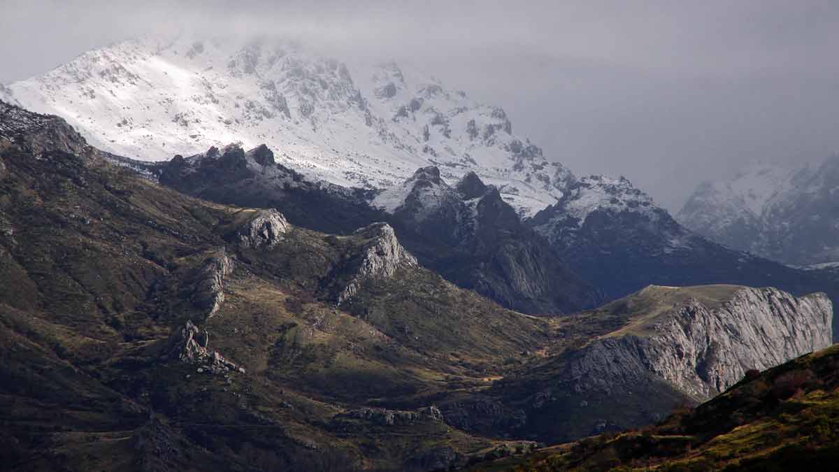 El característico modelado kárstico da forma a los imponentes montes de Los Argüellos. | ICAL