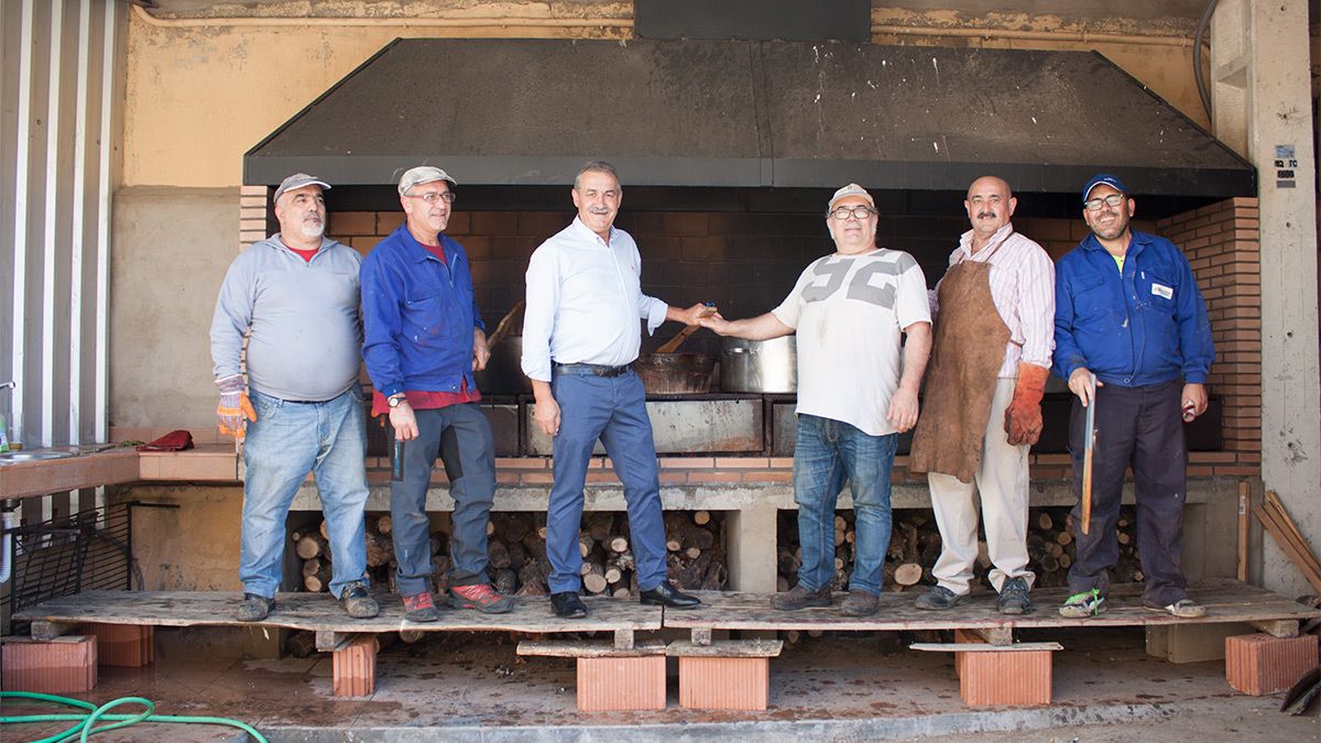 Cocineros y ayudantes a los fogones de las patatas con carne. | T.G.