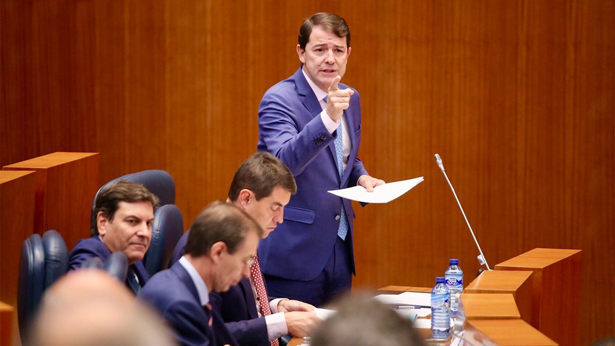 El presidente de la Junta, Alfonso Fernández Mañueco, interviene en el pleno de este martes. | ICAL