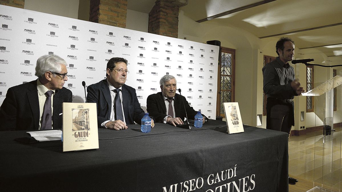 José Mª Fernández Chimeno (en el centro) en la presentación de ‘Gaudí. Las siete notas del palíndromo’. | MAURICIO PEÑA