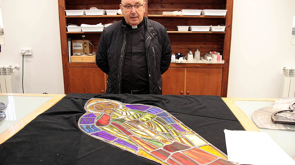 El canónigo-fabriquero y administrador de la Catedral de León, Mario González, presenta el Taller de Vidrieras de la Catedral y los trabajos de restauración del rosetón. | ICAL