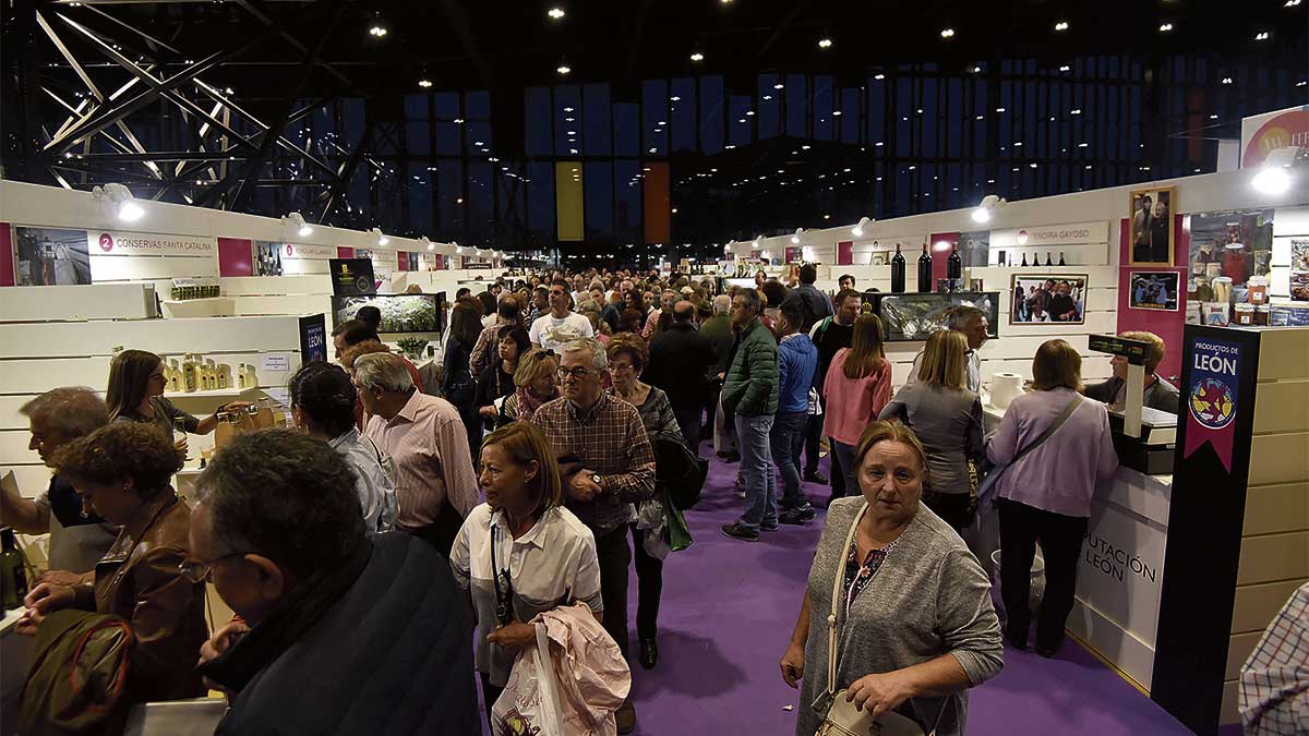 La Feria de los Productos de León se celebra desde el año pasado en el Palacio de Exposiciones de la capital. | SAÚL ARÉN