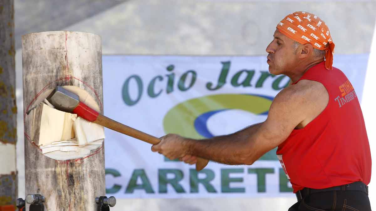 Exhibición de la competición de seis disciplinas de corte de madera organizado en las fiestas de San Juan y San Pedro| CARLOS S. CAMPILLO (ICAL)