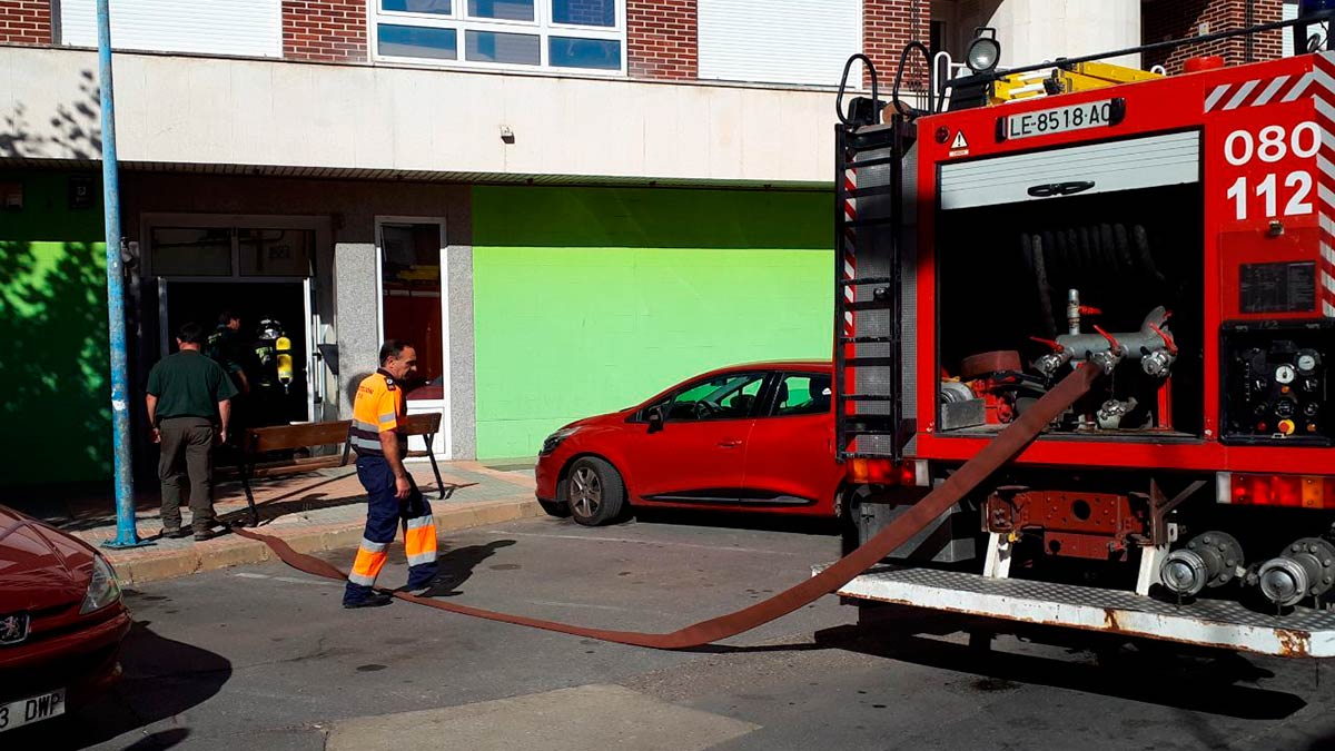 El incendio ha tenido lugar en una vivienda de la plaza de San Juan de Valencia de Don Juan. | L.N.C.