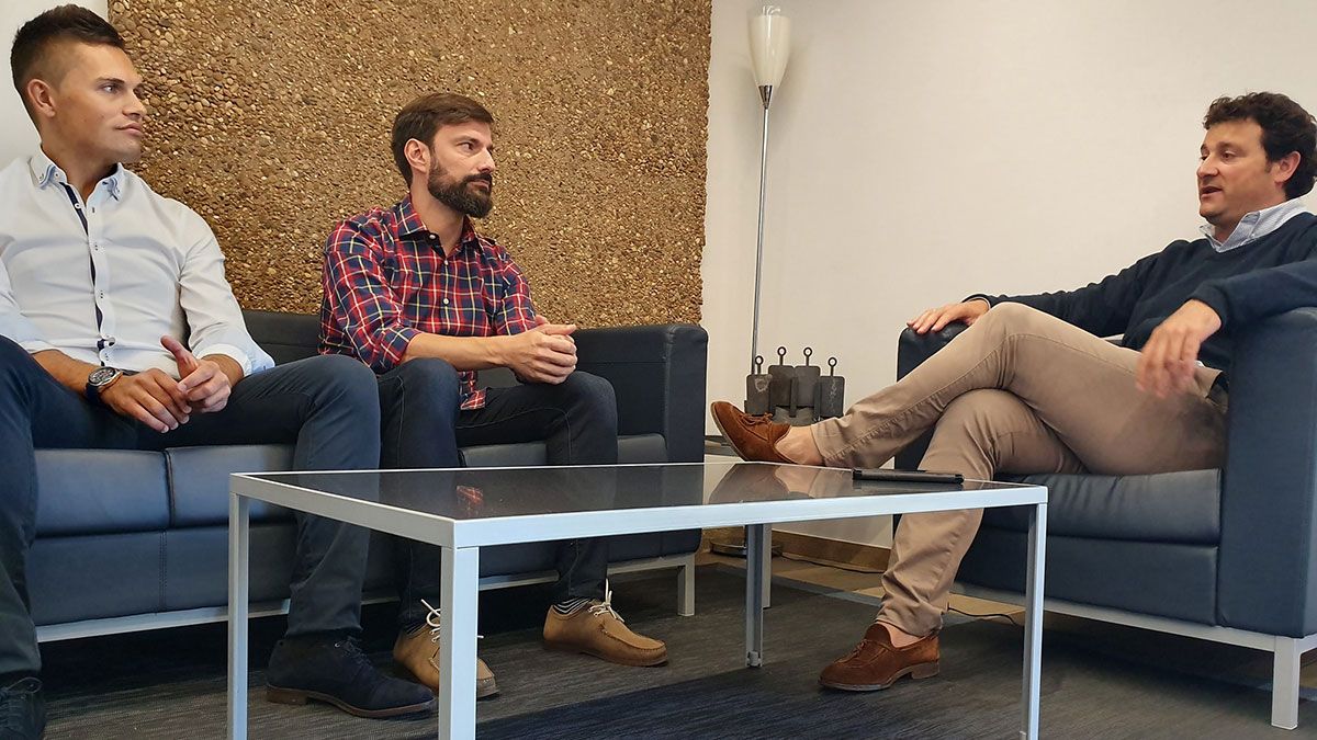 El alcalde, Manuel García, con los maestros Andrés Valbuena y Óscar Suárez. | L.N.C.