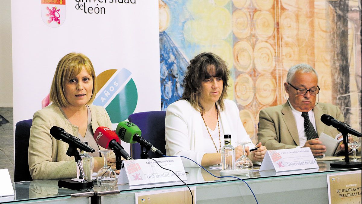 Natalia Álvarez, Dolores Alonso y Gonzalo Santonja en la presentación. | ULE