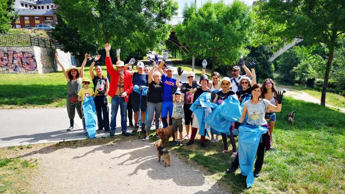 Voluntarios, en una acción anterior el pasado verano, donde recogieron decenas de sacos de residuos del entorno del río. | P.O.