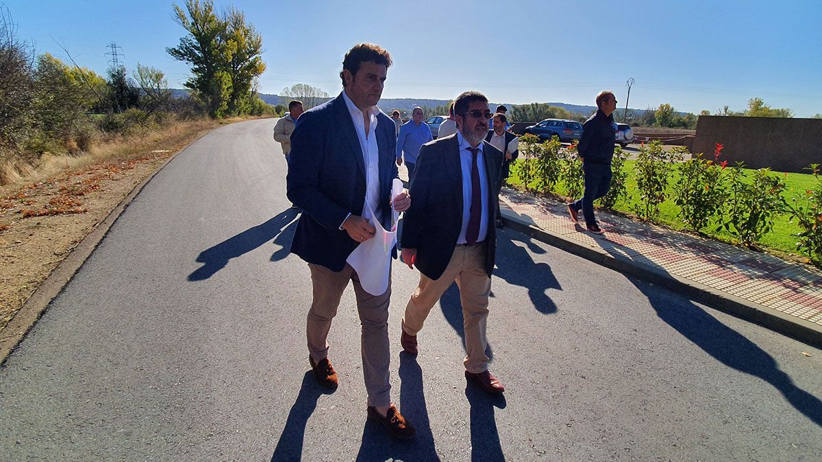 Manuel García y Manuel Mitadiel, junto a los terrenos del centro de salud. | L.N.C.