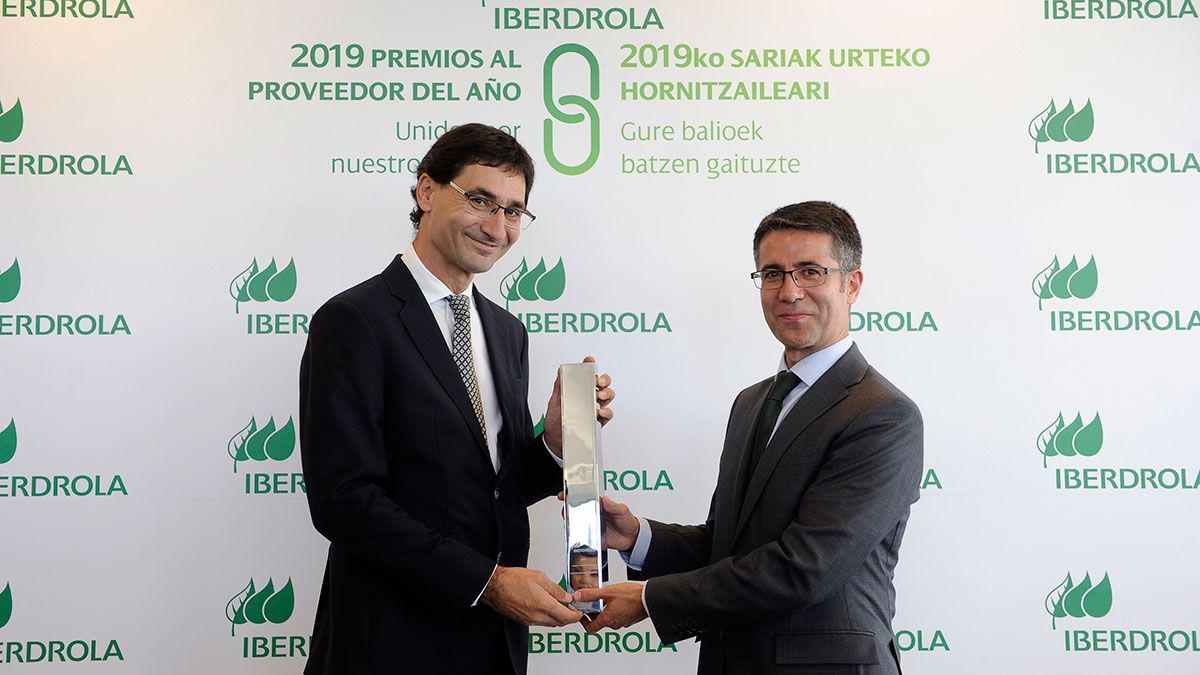 El director general de AOC Proyectos, Vicente Alario, recibe el Premio Iberdrola al Proveedor del Año en España 2019 de manos del delegado de Iberdrola en Castilla y León, Celiano García. | ICAL