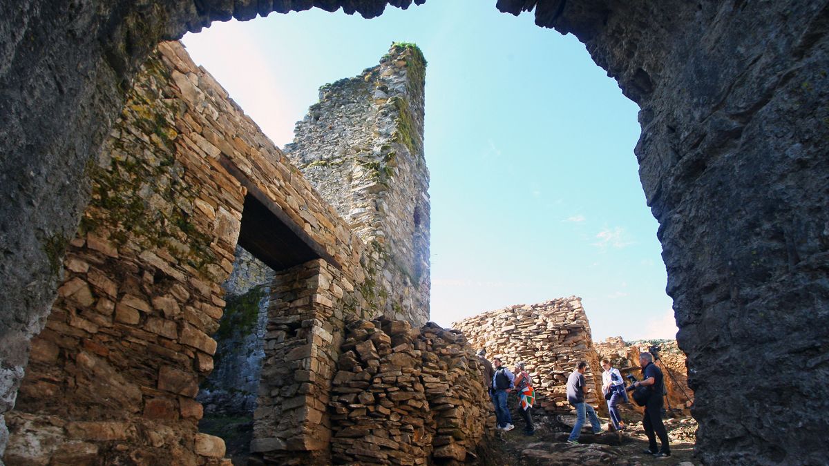 Imagen del interior del castillo de Sarracín, en Vega de Valcarce, en proceso de rehabilitación.I Ical