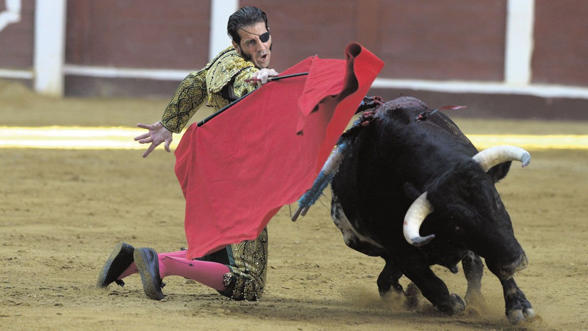 Padilla repitió este domingo en la feria de León ante la lesión de José Mari Manzanares y de nuevo mostró todo su repertorio de gestos ante el toro.  | MAURICIO PEÑA